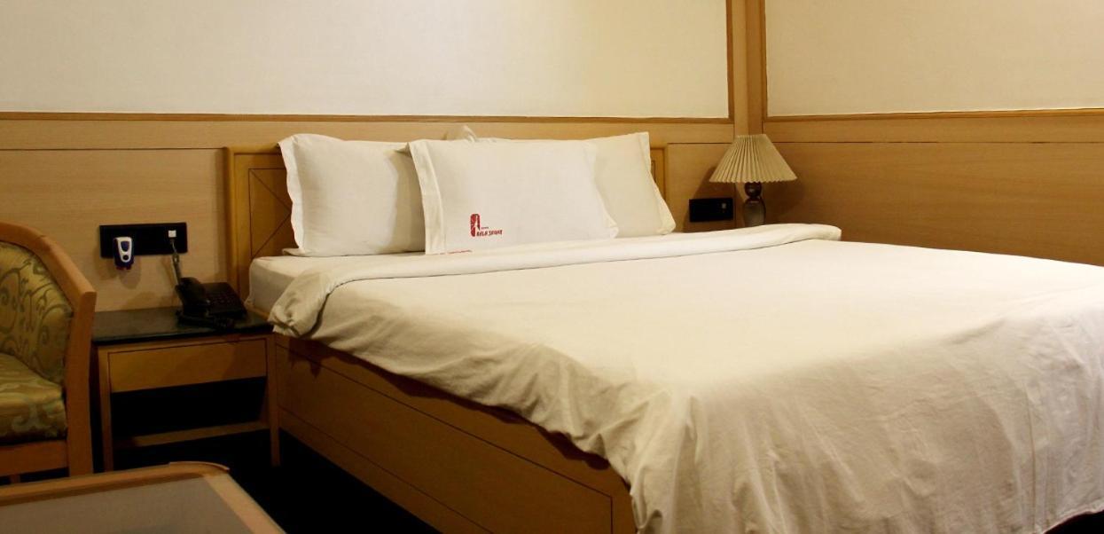 โรงแรมกล สาคร Pimpri-Chinchwad ภายนอก รูปภาพ